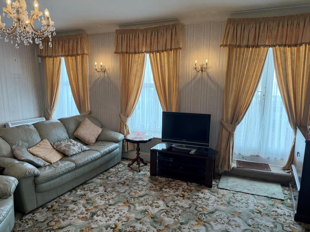 Lot: 31 - FREEHOLD MIXED USE PART POSSESSION PRODUCING £37,500 PER ANNUM - Living room on first floor